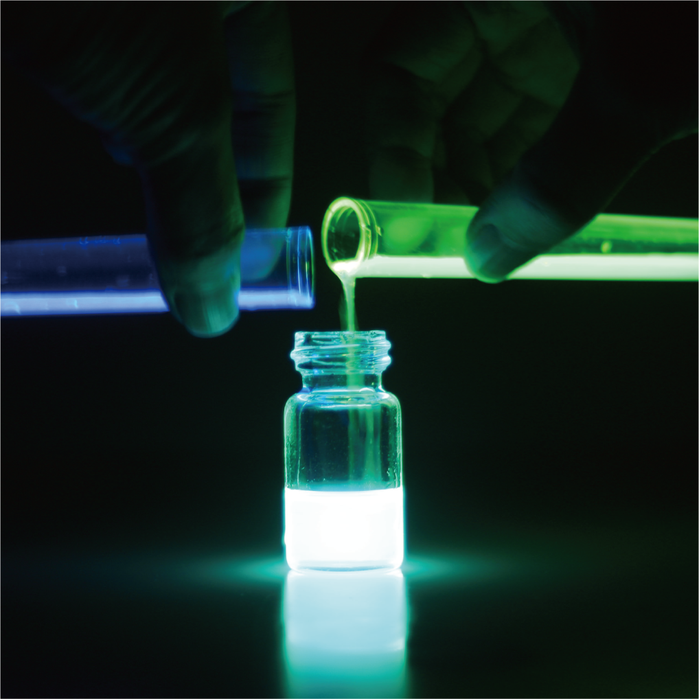 【わくわく科楽のアトリエシリーズ】化学のヒカリ水でいろいろな色をつくろう！